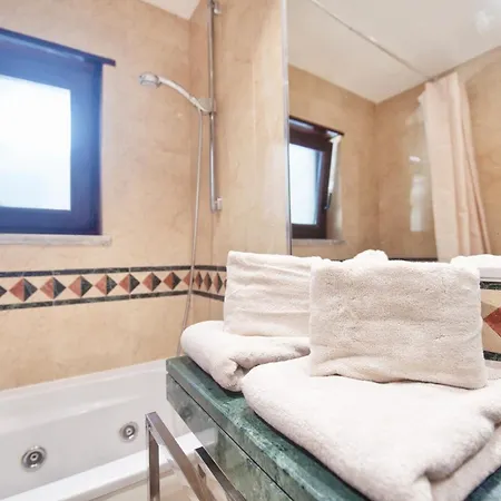 Pensión Aomo-casa Parede